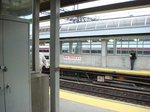 ニューへイブン駅で電車を待つ